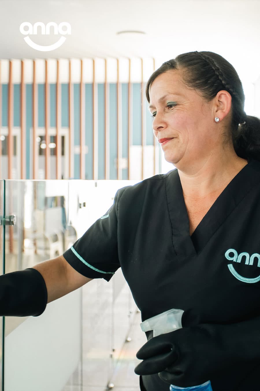 Personal de aseo corporativo de ANNA Group en oficinas de una empresa