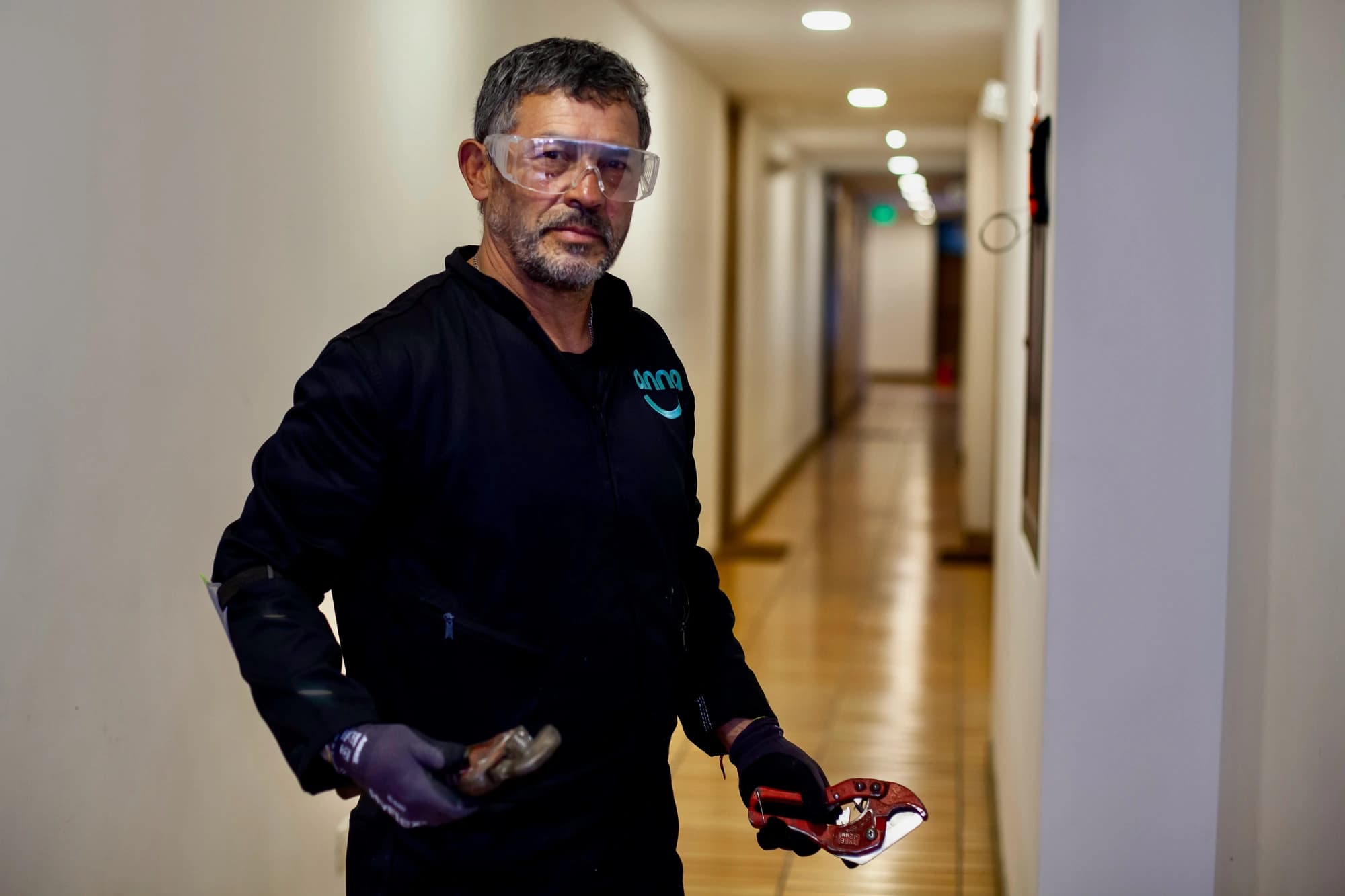 Personal de aseo corporativo de ANNA Group en oficinas de una empresa