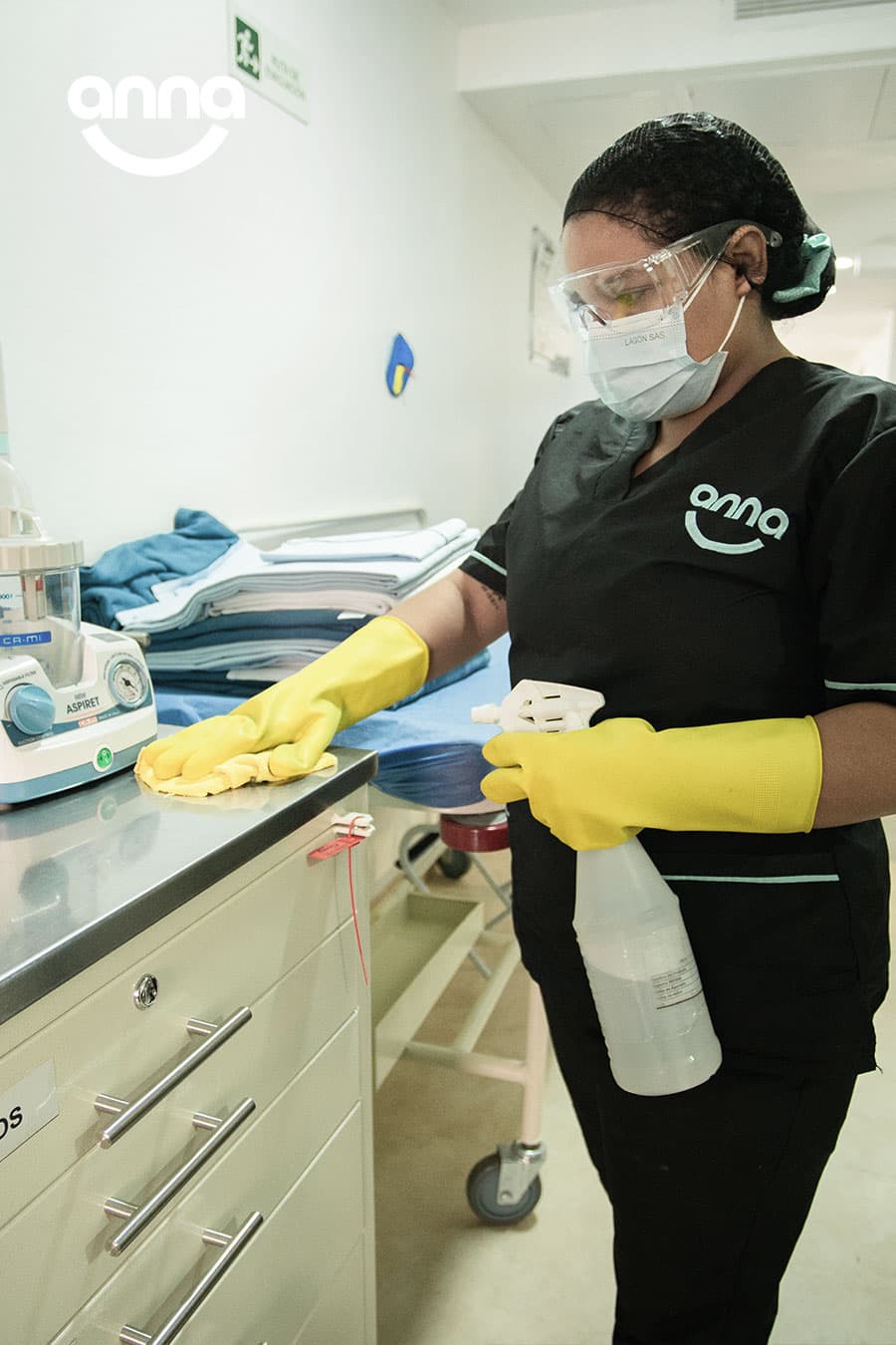 Personal de aseo hospitalario de ANNA Group en una clínica