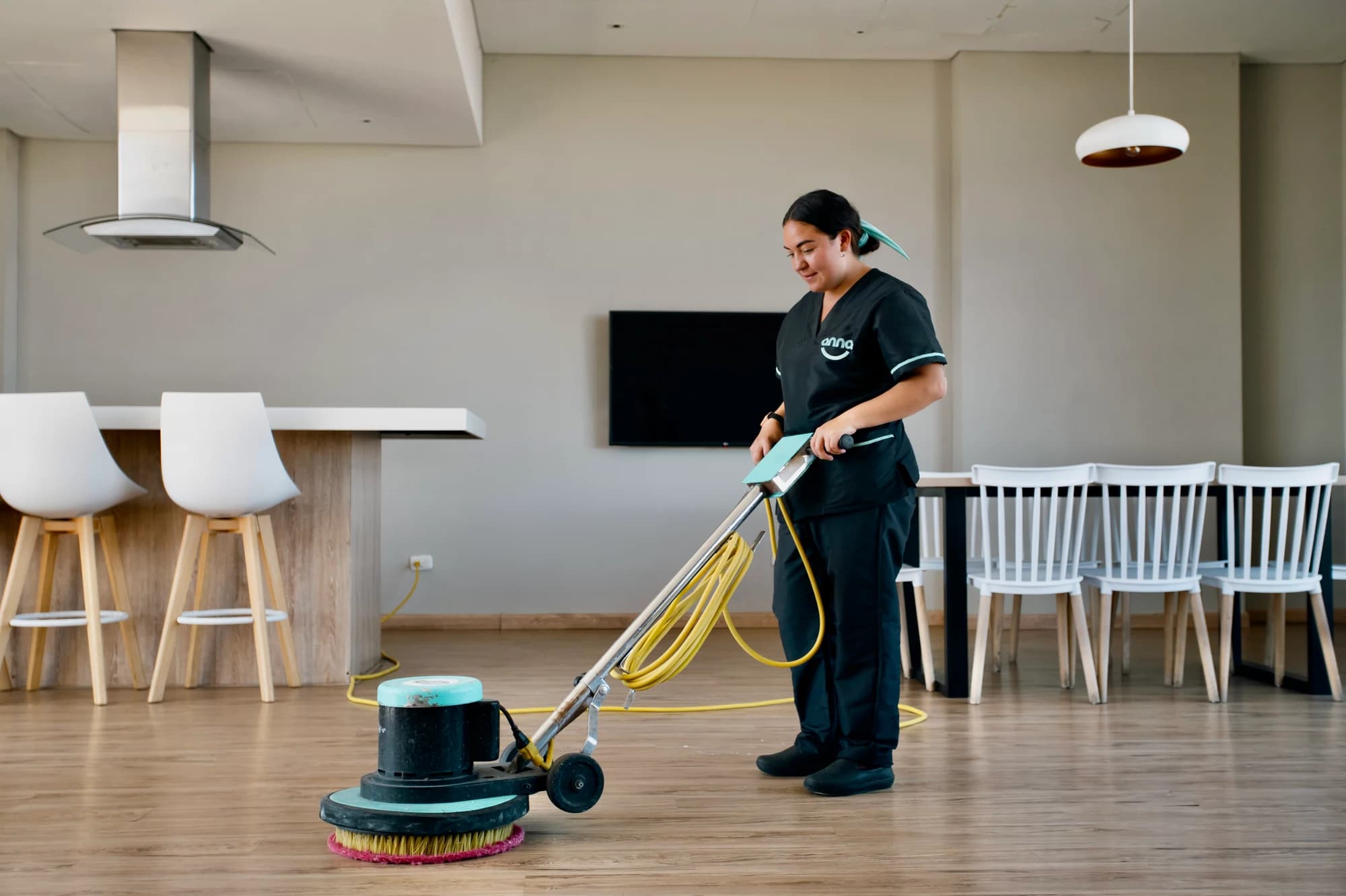 Colaboradora de ANNA Group operando una brilladora en oficina