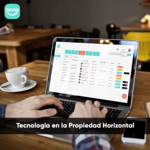 Hombre trabajando en computador